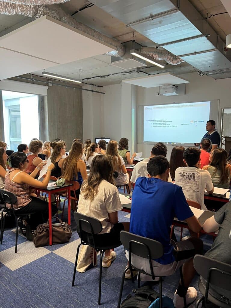 Cours en amphithéâtre chez Paracelse Lyon